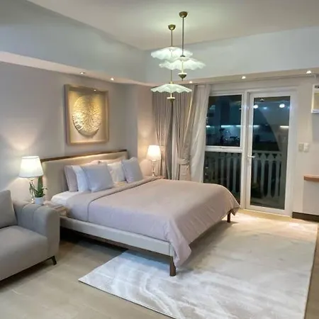 Minimalist And Cozy Place With Balcony