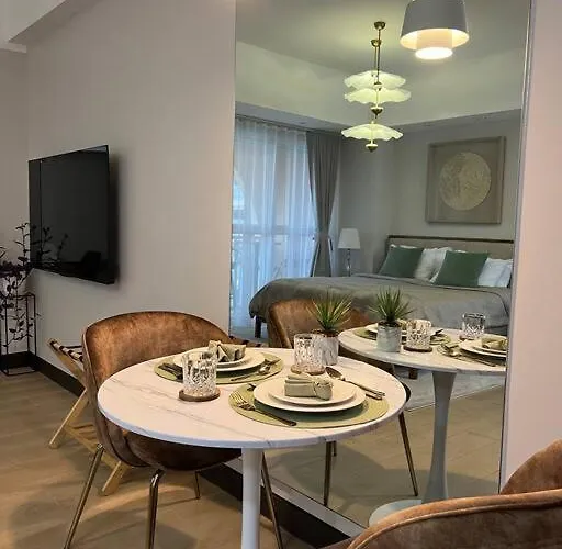 Minimalist And Cozy Place With Balcony Apartment *