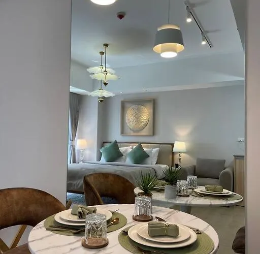 Minimalist And Cozy Place With Balcony Apartment *