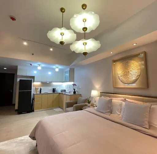 Minimalist And Cozy Place With Balcony Apartment