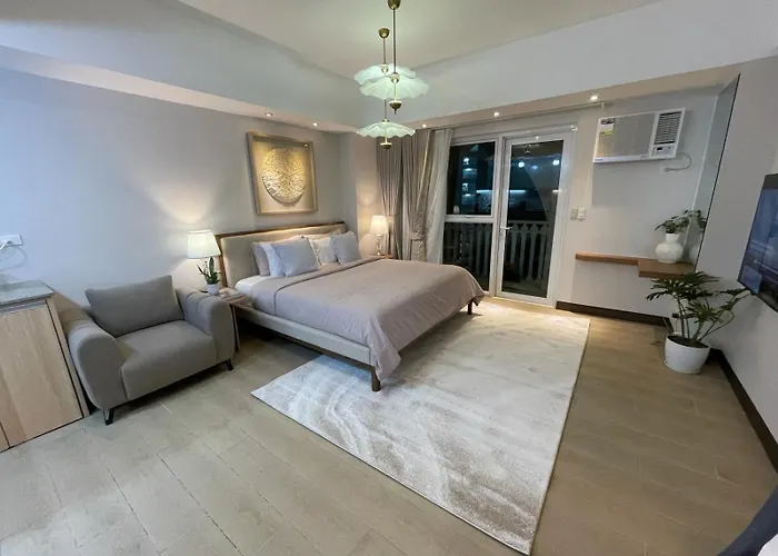 Minimalist And Cozy Place With Balcony
